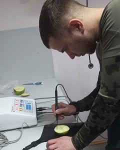 Хирург оценивает режим резание аппарата ЭХВЧ-400 "НИКОР"